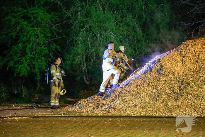 Broei in stapel houtsnippers zorgt voor brandweerinzet