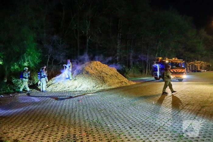 Broei in stapel houtsnippers zorgt voor brandweerinzet