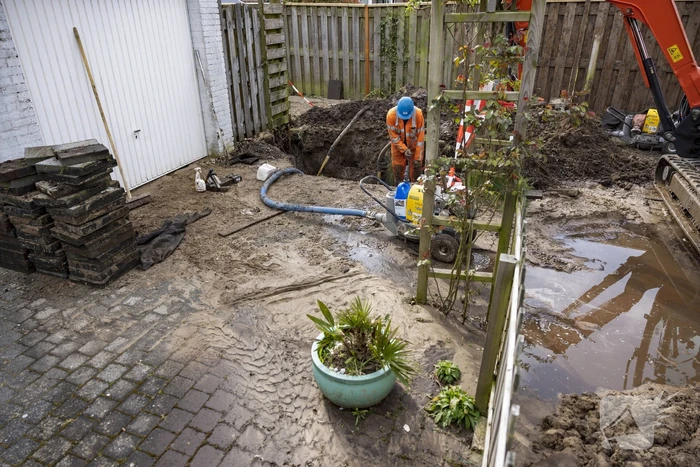 Modderpoel na waterleidingbreuk