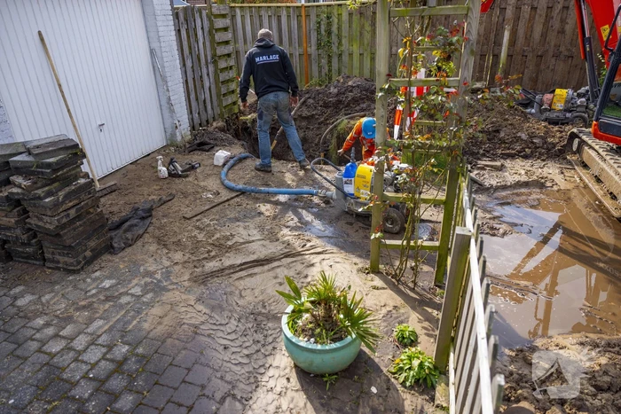 Modderpoel na waterleidingbreuk