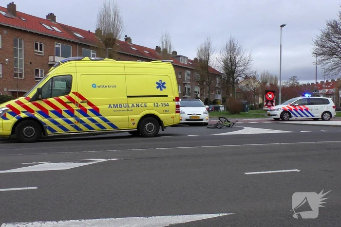 Overstekende mountainbiker aangereden door auto