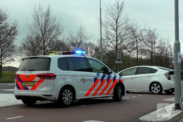 Overstekende mountainbiker aangereden door auto