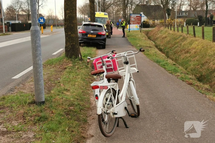 Twee fietsers aangereden door brommerrijder
