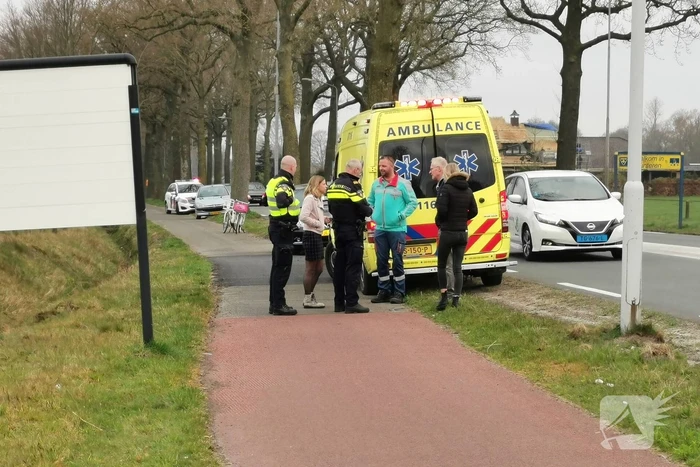 Twee fietsers aangereden door brommerrijder