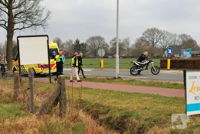 Twee fietsers aangereden door brommerrijder