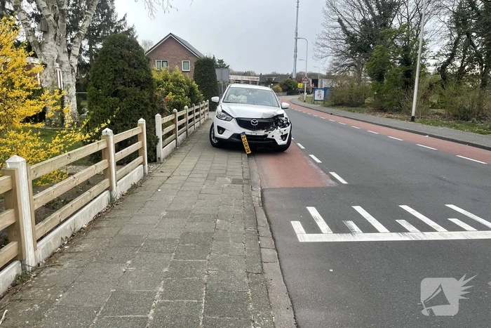 Twee auto's botsen op kruising