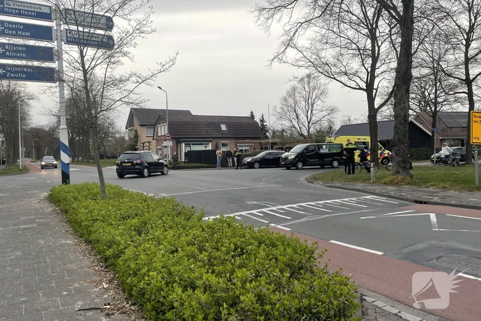 Twee auto's botsen op kruising