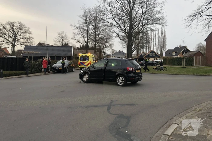 Twee auto's botsen op kruising