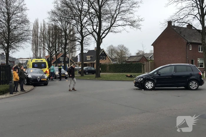 Twee auto's botsen op kruising