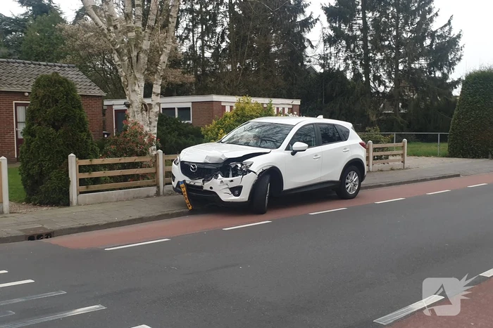 Twee auto's botsen op kruising
