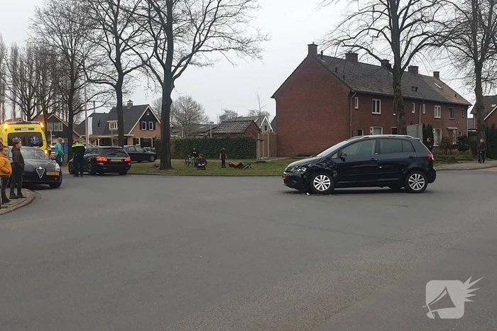 Twee auto's botsen op kruising