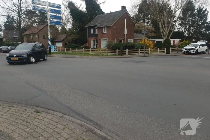 Twee auto's botsen op kruising