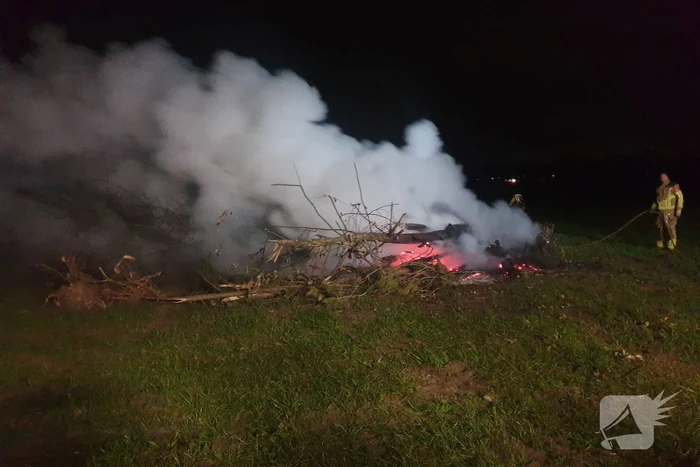Bomen in brand op weiland