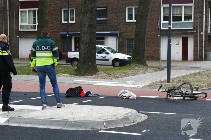 Fietser ernstig gewond door botsing met vrachtwagen