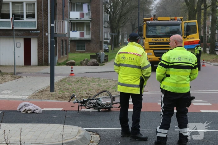 Fietser ernstig gewond door botsing met vrachtwagen