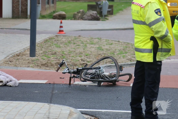 Fietser ernstig gewond door botsing met vrachtwagen