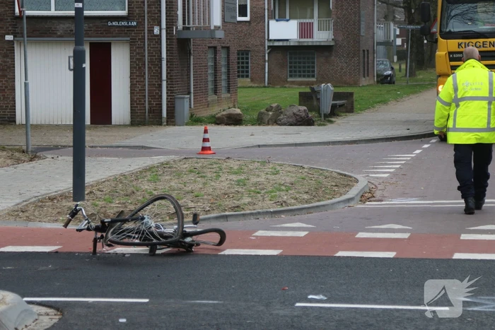 Fietser ernstig gewond door botsing met vrachtwagen