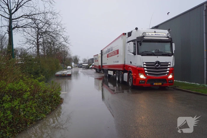 Waterballet op bedrijventerrein De Kronkels na breuk in waterleiding