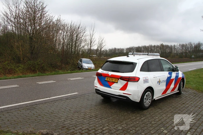 Auto raakt van de weg en belandt in bosjes