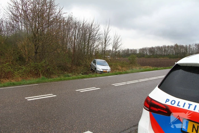 Auto raakt van de weg en belandt in bosjes
