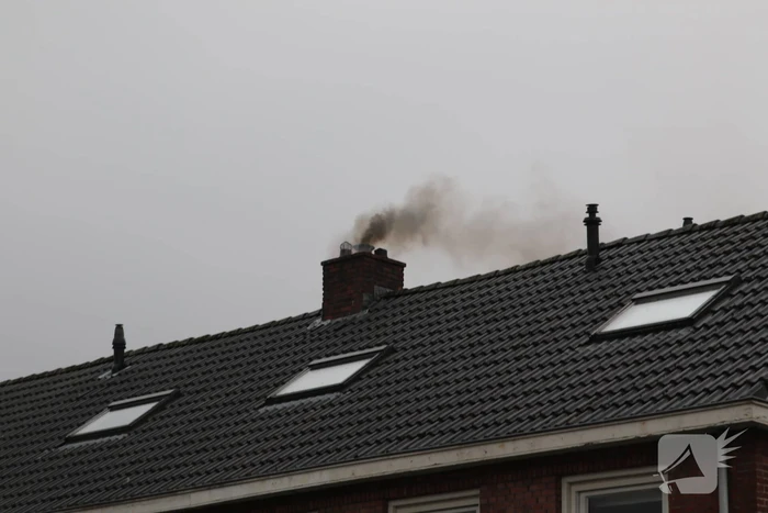 Zwarte rookontwikkeling bij schoorsteenbrand