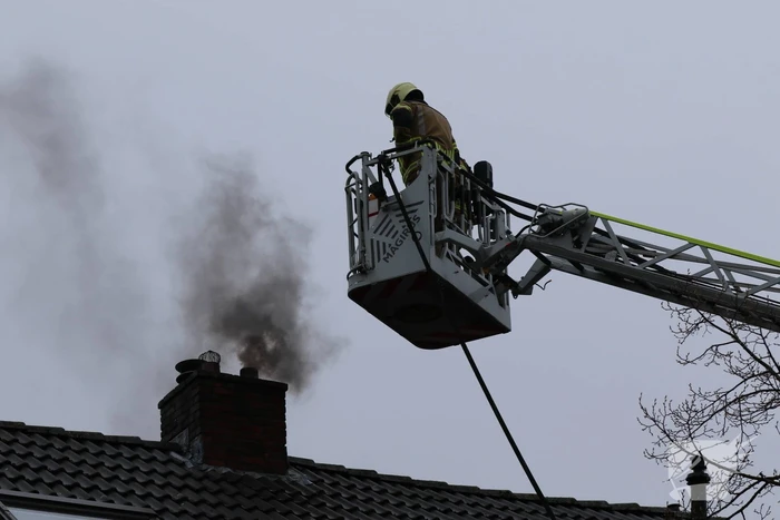 Zwarte rookontwikkeling bij schoorsteenbrand