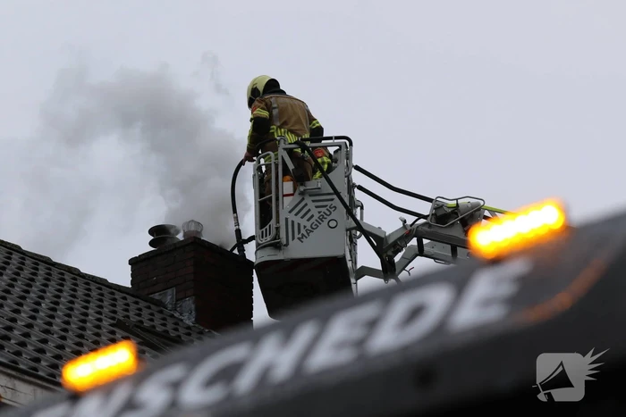Zwarte rookontwikkeling bij schoorsteenbrand