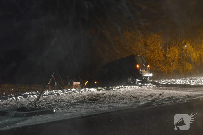 Auto raakt van de weg