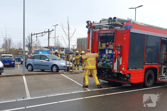 Auto vliegt in brand op parkeerplaats Albert Heijn