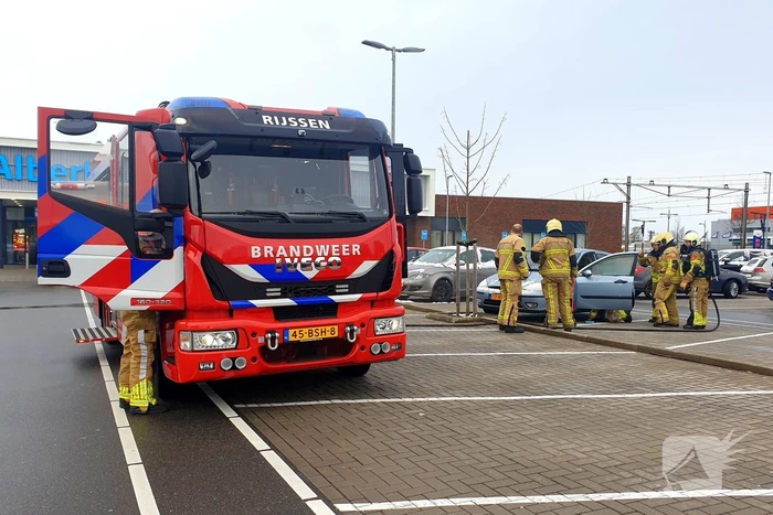 Auto vliegt in brand op parkeerplaats Albert Heijn