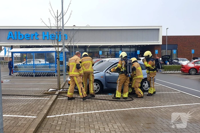 Auto vliegt in brand op parkeerplaats Albert Heijn