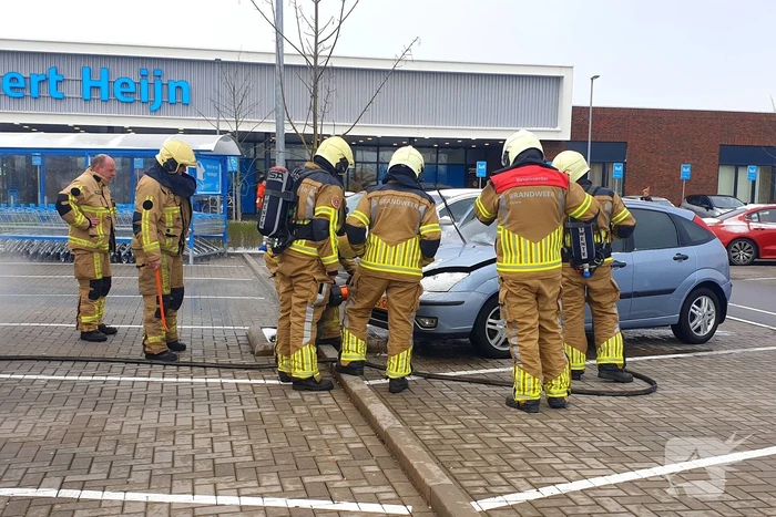 Auto vliegt in brand op parkeerplaats Albert Heijn