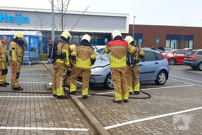 Auto vliegt in brand op parkeerplaats Albert Heijn
