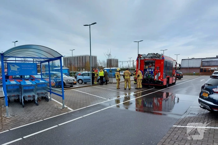 Auto vliegt in brand op parkeerplaats Albert Heijn