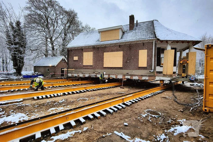 Verplaatsing monumentaal theehuis in volle gang