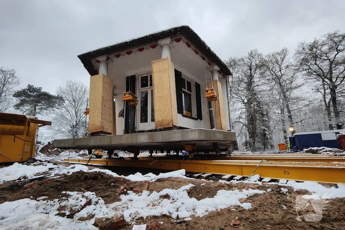 Verplaatsing monumentaal theehuis in volle gang