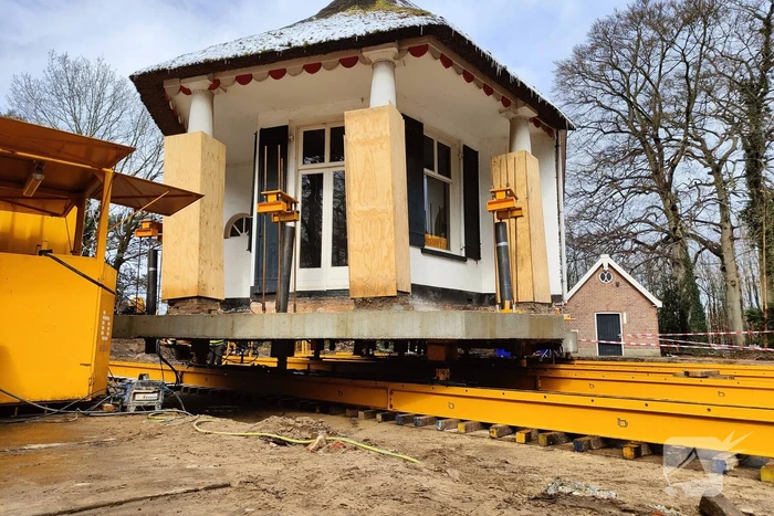 Verplaatsing monumentaal theehuis in volle gang