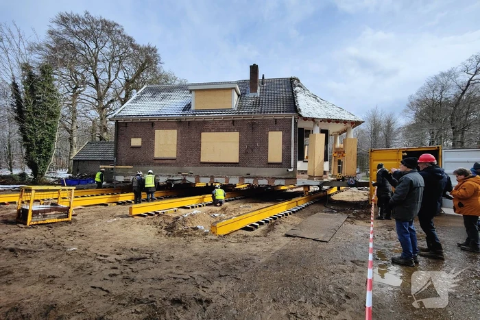 Verplaatsing monumentaal theehuis in volle gang