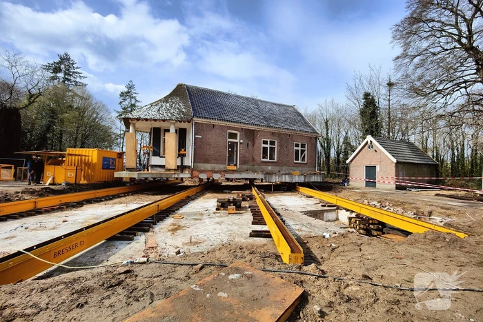 Verplaatsing monumentaal theehuis in volle gang