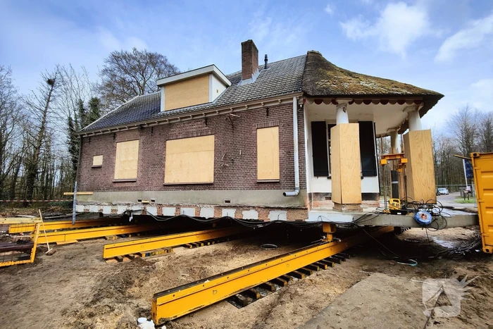 Verplaatsing monumentaal theehuis in volle gang