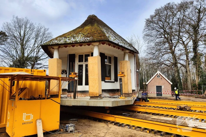 Verplaatsing monumentaal theehuis in volle gang
