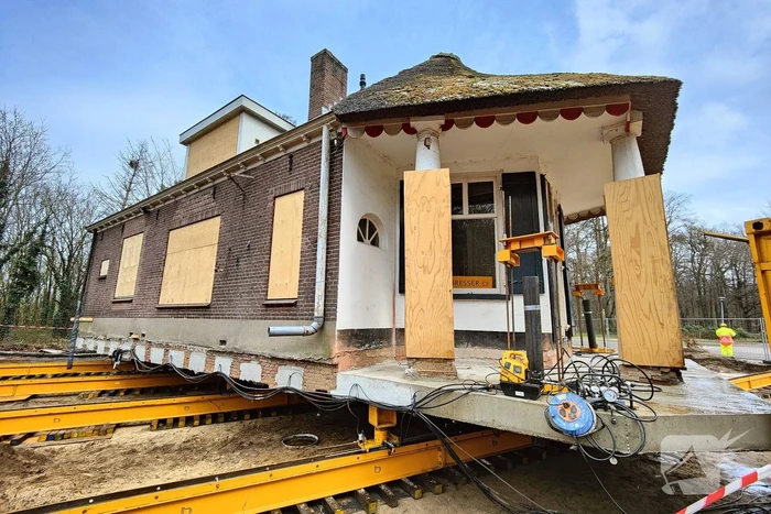 Verplaatsing monumentaal theehuis in volle gang