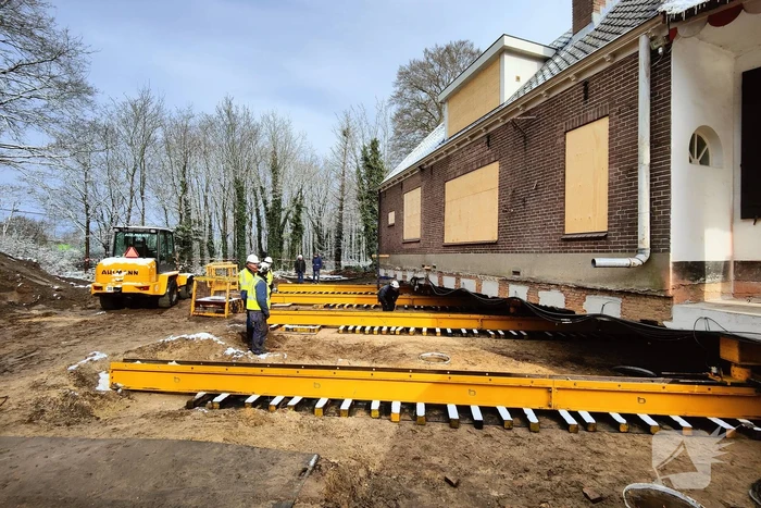 Verplaatsing monumentaal theehuis in volle gang
