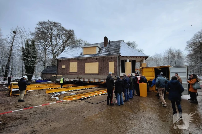 Verplaatsing monumentaal theehuis in volle gang