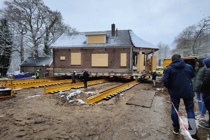 Verplaatsing monumentaal theehuis in volle gang