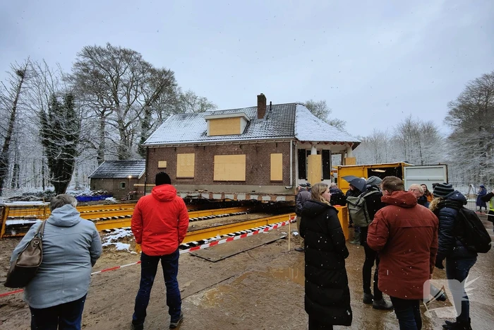 Verplaatsing monumentaal theehuis in volle gang