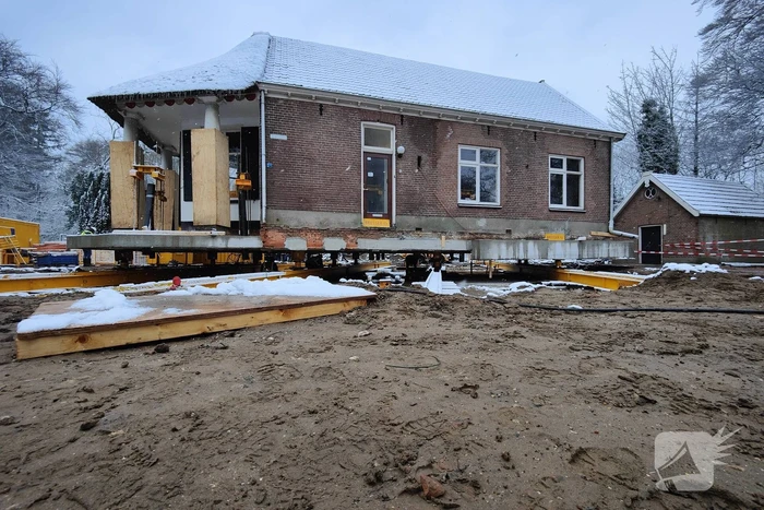Verplaatsing monumentaal theehuis in volle gang