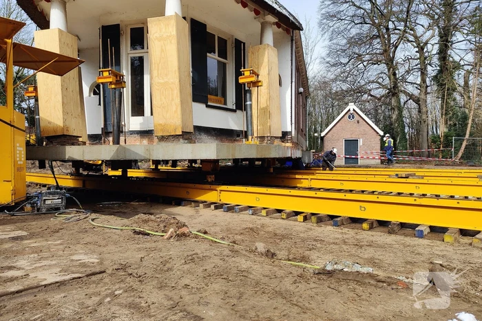 Verplaatsing monumentaal theehuis in volle gang