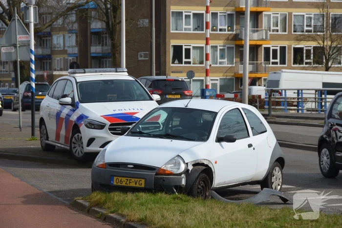 Automobilist botst op middenberm