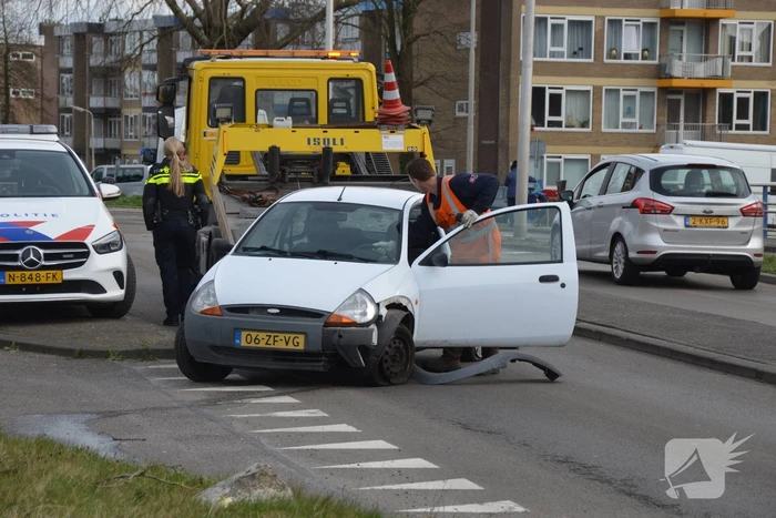 Automobilist botst op middenberm